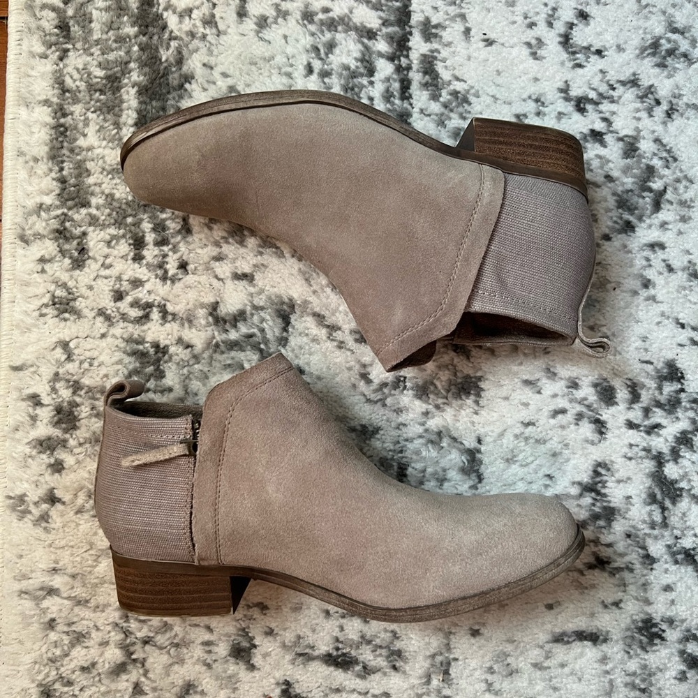 TOMS women’s tan suede booties size 10